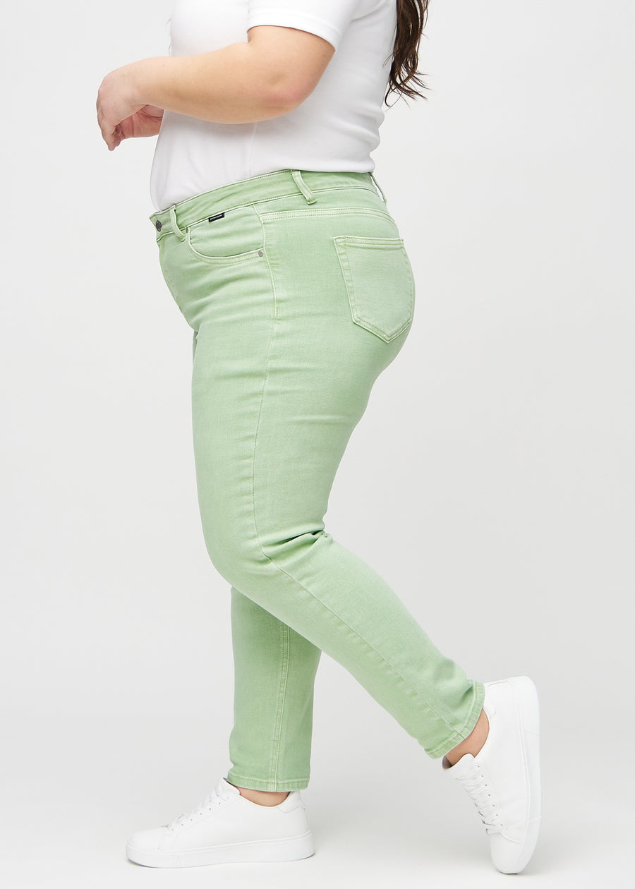 Slim-Jeans für Damen in Hellgrün, Farbe Mints. Seitenansicht an einem Plus-Size-Model.