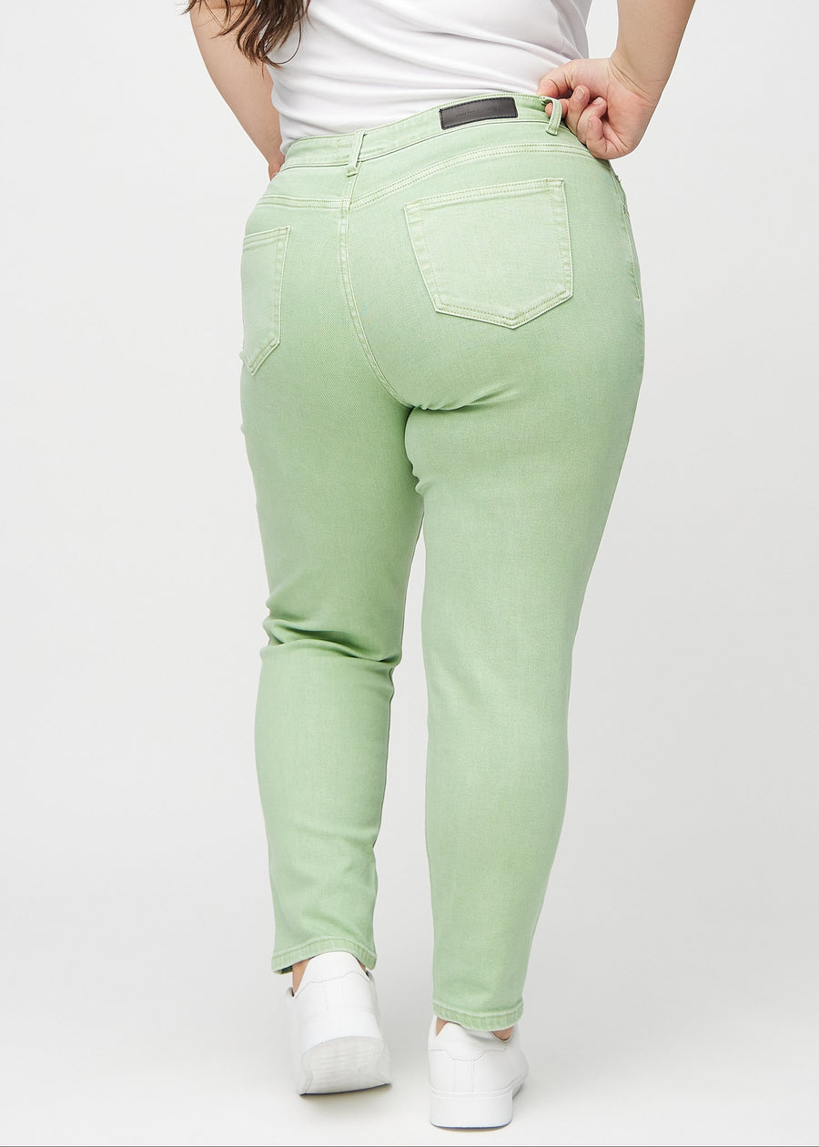 Slim-Jeans für Damen in Hellgrün, Farbe Mints. Rückansicht an einem Plus-Size-Model, die gesamte Passform ist zu sehen.