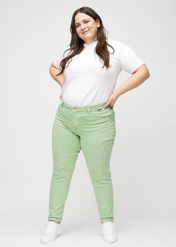 Slim-Jeans für Damen in Hellgrün, Farbe Mints. Ganzkörperansicht eines Plus-Size-Models in den Jeans.