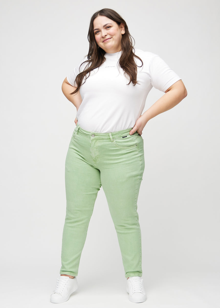 Slim-Jeans für Damen in Hellgrün, Farbe Mints. Ganzkörperansicht eines Plus-Size-Models in den Jeans.
