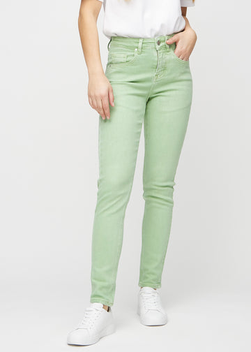 Slim-Jeans für Damen in Hellgrün, Farbe Mints. Vorderansicht an einem Model, körpernah geschnitten mit etwas mehr Platz am Knöchel.
