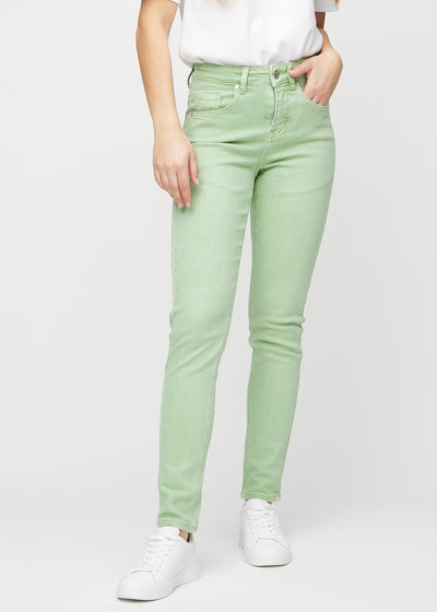 Slim-Jeans für Damen in Hellgrün, Farbe Mints. Vorderansicht an einem Model, körpernah geschnitten mit etwas mehr Platz am Knöchel.
