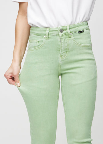 Slim-Jeans für Damen in Hellgrün, Farbe Mints. Ein Model zieht am Jeansstoff am Oberschenkel, um den Stretch zu zeigen.