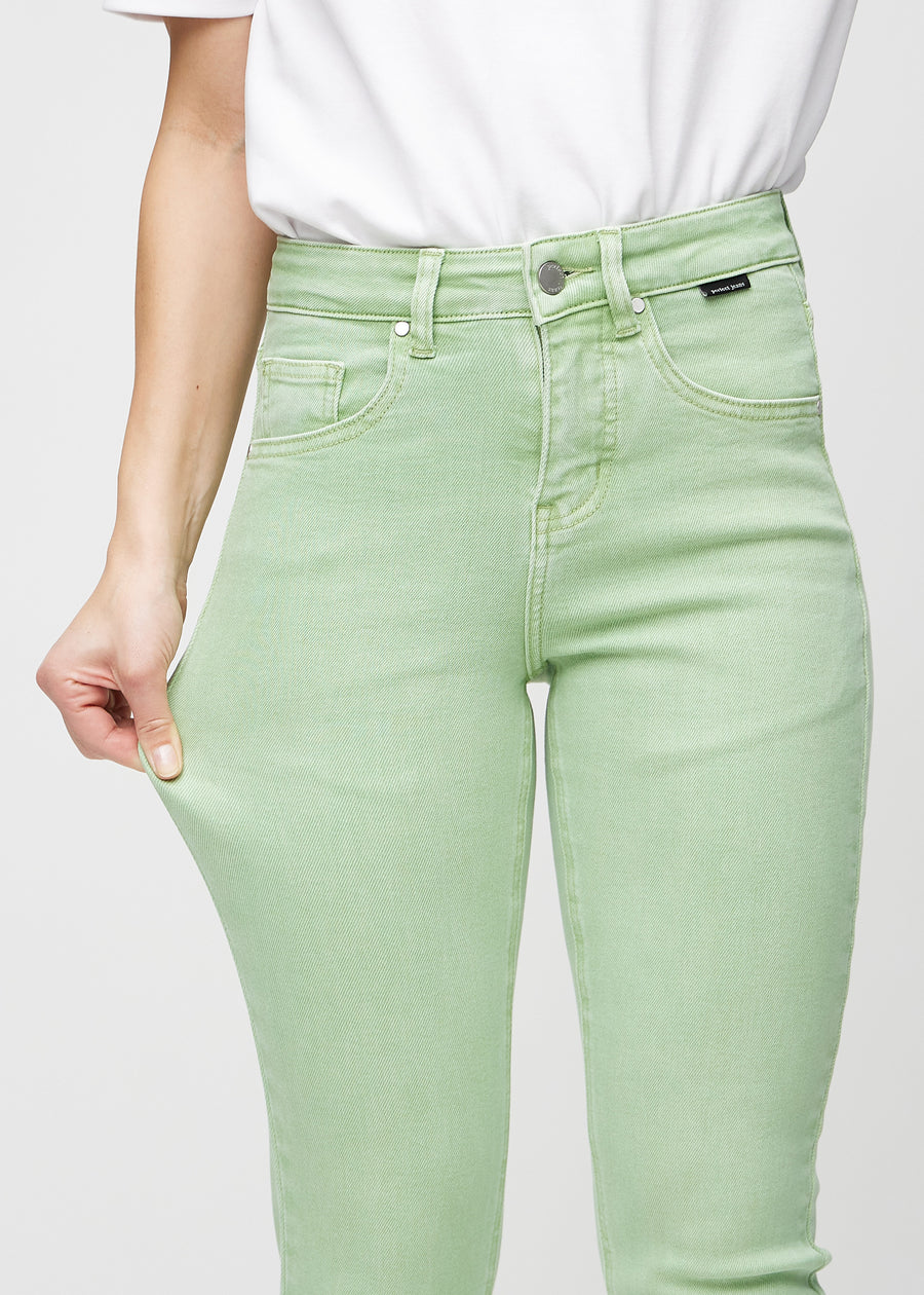 Slim-Jeans für Damen in Hellgrün, Farbe Mints. Ein Model zieht am Jeansstoff am Oberschenkel, um den Stretch zu zeigen.