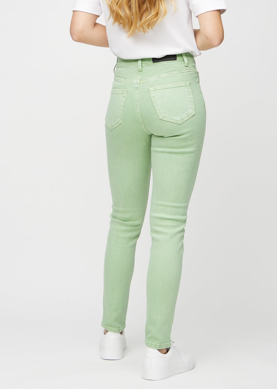 Slim-Jeans für Damen in Hellgrün, Farbe Mints. Rückansicht an einem Model, die gesamte Passform ist zu sehen.