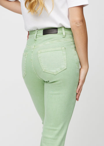 Slim-Jeans für Damen in Hellgrün, Farbe Mints. Nahaufnahme der Rückseite an einem Model, die Details sind gut erkennbar.