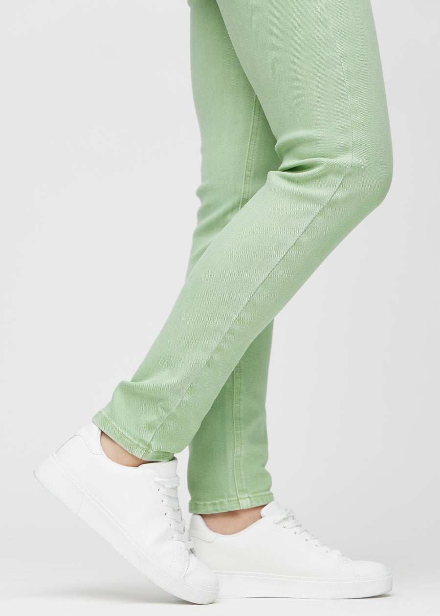 Slim-Jeans für Damen in Hellgrün, Farbe Mints. Nahaufnahme an den Knöcheln eines Models, um die Passform am Beinabschluss zu zeigen.