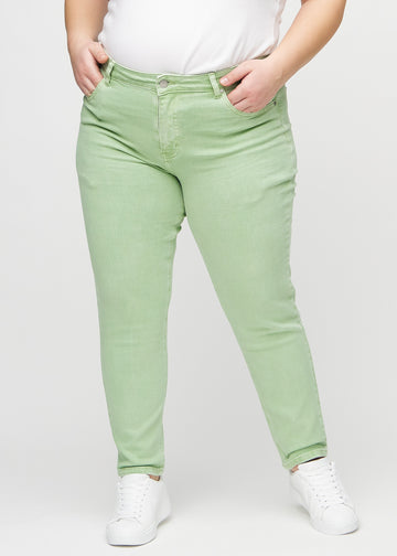 Slim-Jeans für Damen in Hellgrün, Farbe Mints. Vorderansicht an einem Plus-Size-Model, körpernah geschnitten mit etwas mehr Platz am Knöchel.