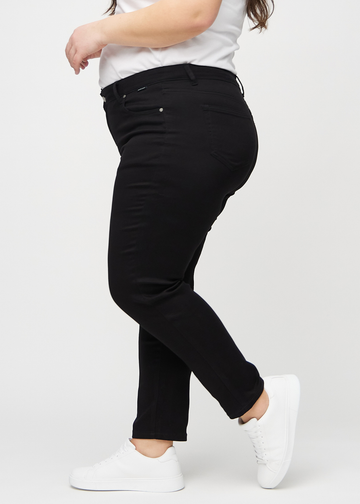 Slim-Jeans für Damen in Schwarz, Farbe Ravens. Seitenansicht an einem Plus-Size-Model.