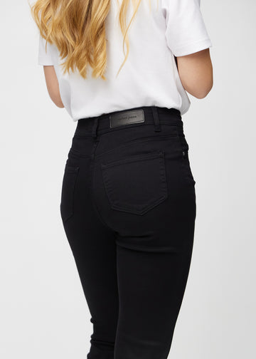 Slim-Jeans für Damen in Schwarz, Farbe Ravens. Nahaufnahme der Rückseite an einem Model, die Details sind gut erkennbar.