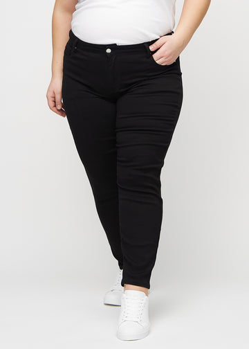 Slim-Jeans für Damen in Schwarz, Farbe Ravens. Vorderansicht an einem Plus-Size-Model, körpernah geschnitten mit etwas mehr Platz am Knöchel.