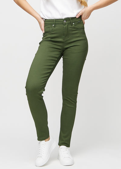 Slim-Jeans für Damen in Dunkelgrün, Farbe Renewals. Vorderansicht an einem Model, körpernah geschnitten mit etwas mehr Platz am Knöchel.