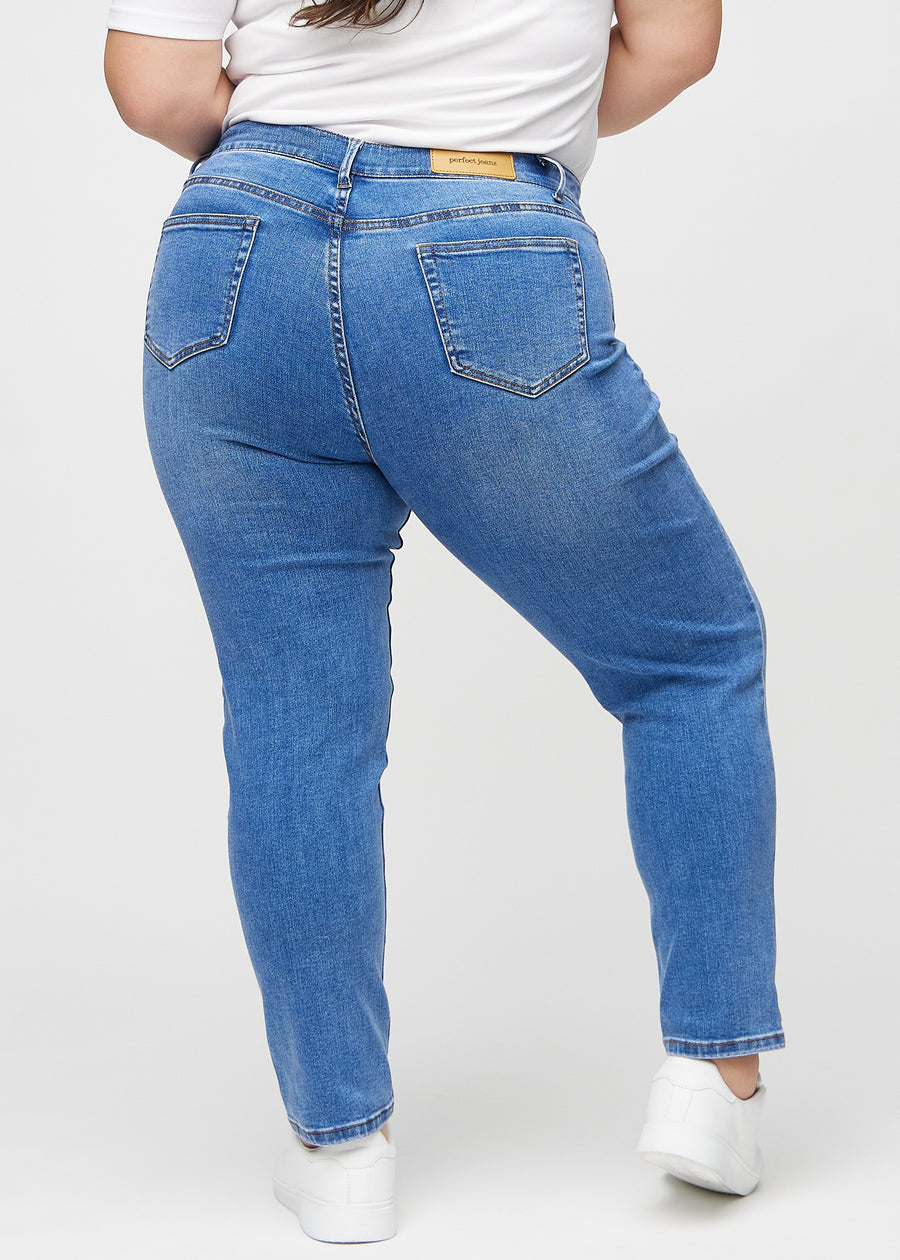 Slim-Jeans für Damen in Blau, Farbe Rivers. Rückansicht an einem Plus-Size-Model, die gesamte Passform ist zu sehen.