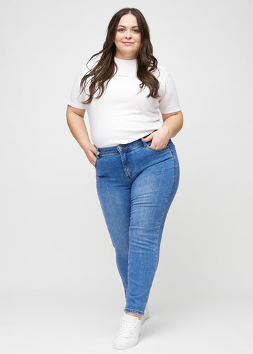 Slim-Jeans für Damen in Blau, Farbe Rivers. Ganzkörperansicht eines Plus-Size-Models in den Jeans.