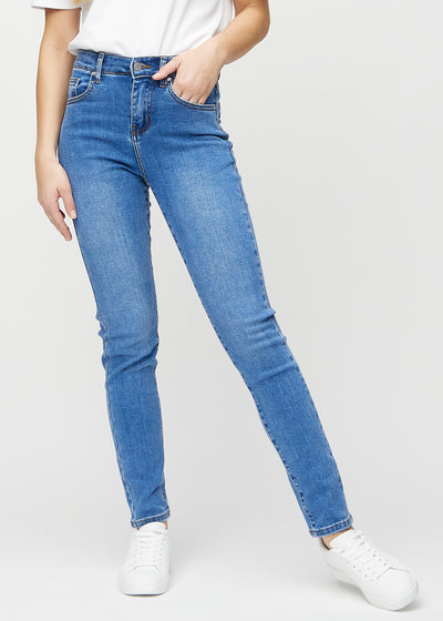 Slim-Jeans für Damen in Blau, Farbe Rivers. Vorderansicht an einem Model, körpernah geschnitten mit etwas mehr Platz am Knöchel.
