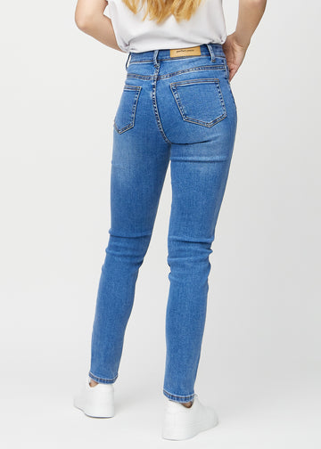 Slim-Jeans für Damen in Blau, Farbe Rivers. Rückansicht an einem Model, die gesamte Passform ist zu sehen.