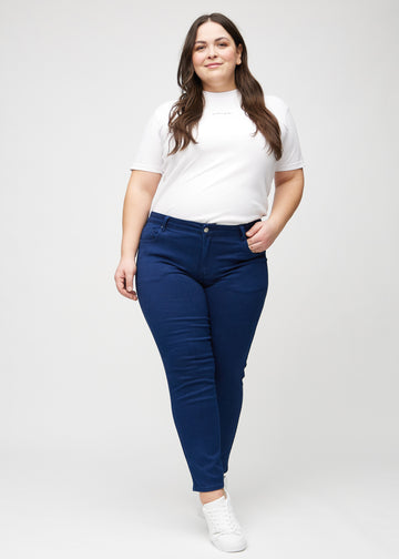 Slim-Jeans für Damen in Dunkelblau, Farbe Royals. Ganzkörperansicht eines Plus-Size-Models in den Jeans.
