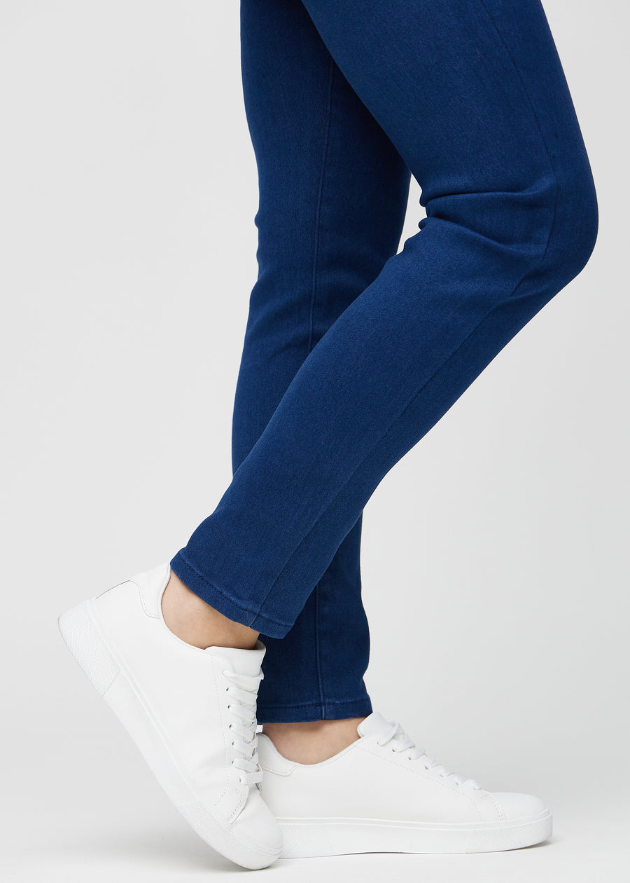 Slim-Jeans für Damen in Dunkelblau, Farbe Royals. Nahaufnahme an den Knöcheln eines Models, um die Passform am Beinabschluss zu zeigen.