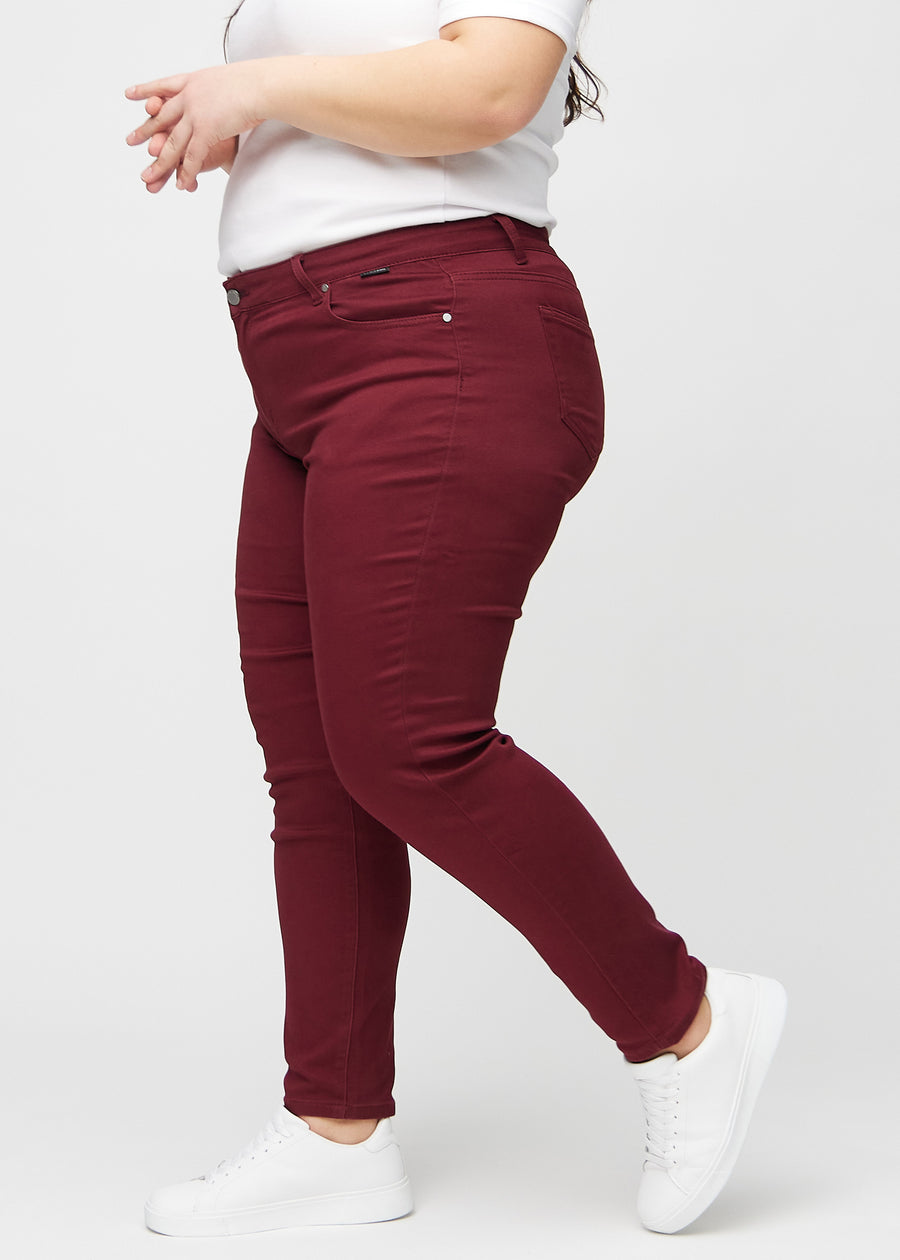 Slim-Jeans für Damen in Dunkelrot, Farbe Santas. Seitenansicht an einem Plus-Size-Model.