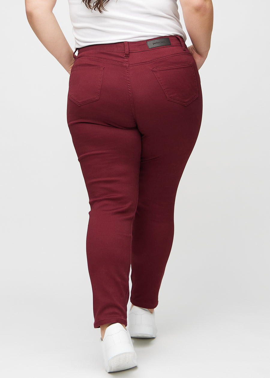 Slim-Jeans für Damen in Dunkelrot, Farbe Santas. Rückansicht an einem Plus-Size-Model, die gesamte Passform ist zu sehen.