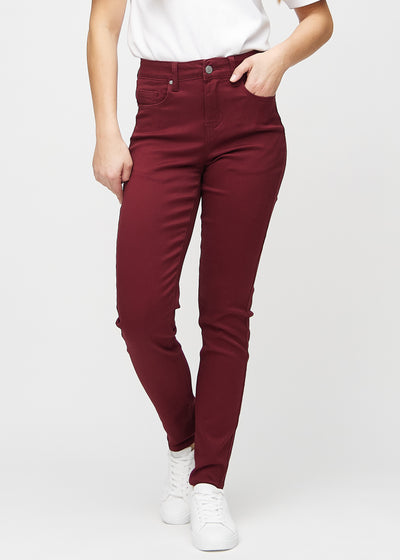 Slim-Jeans für Damen in Dunkelrot, Farbe Santas. Vorderansicht an einem Model, körpernah geschnitten mit etwas mehr Platz am Knöchel.