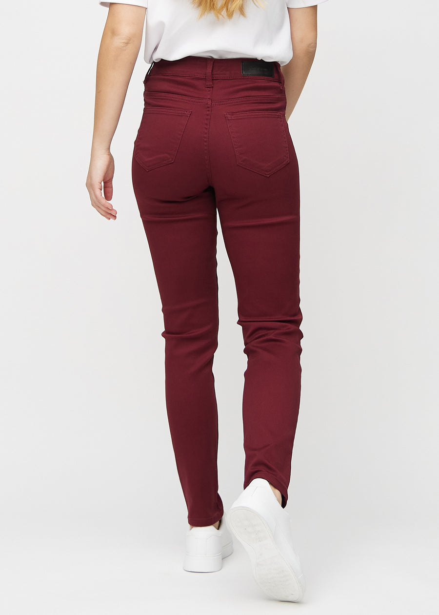 Slim-Jeans für Damen in Dunkelrot, Farbe Santas. Rückansicht an einem Model, die gesamte Passform ist zu sehen.