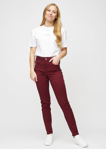 Slim-Jeans für Damen in Dunkelrot, Farbe Santas. Ganzkörperansicht eines Models in den Jeans.