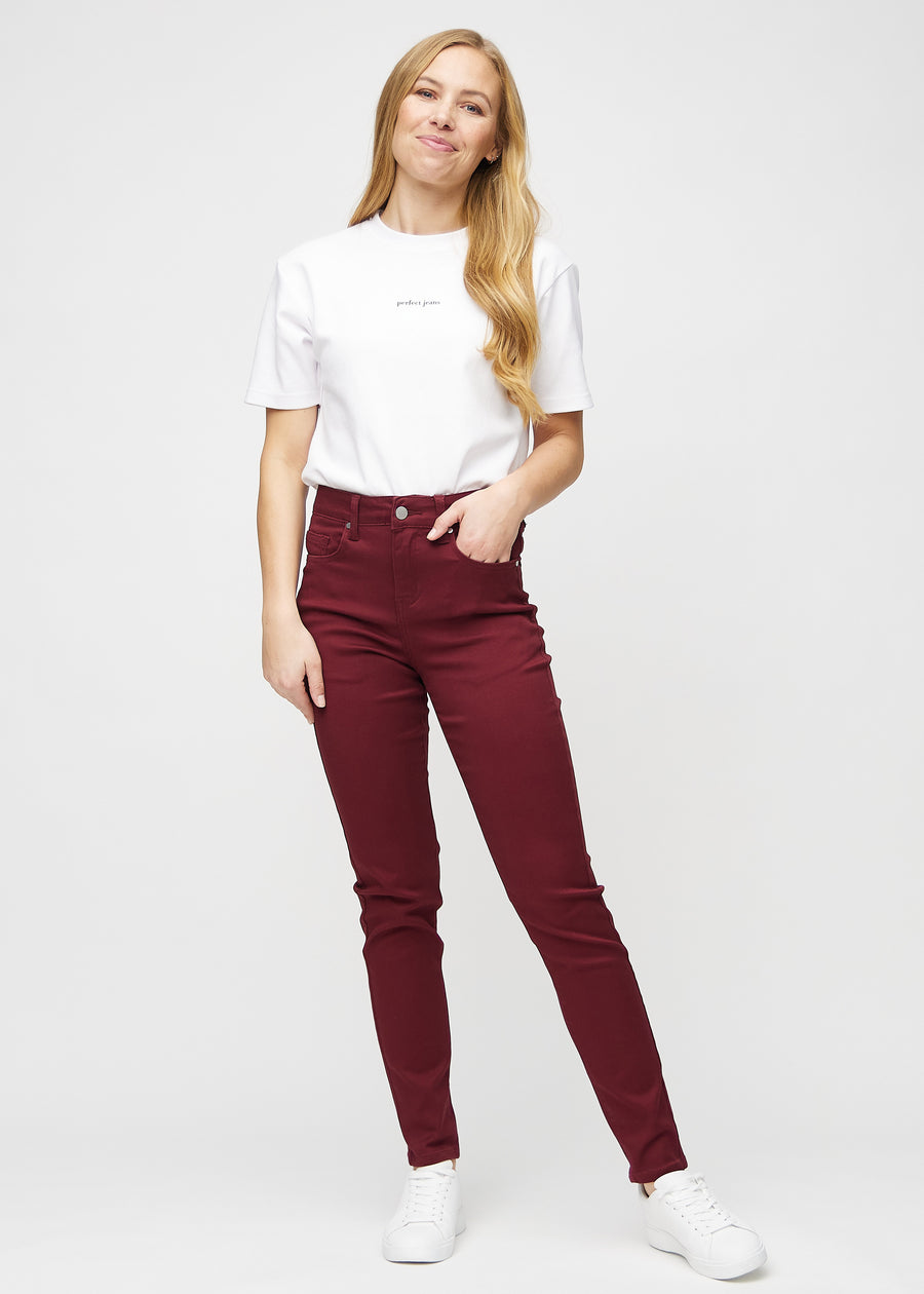 Slim-Jeans für Damen in Dunkelrot, Farbe Santas. Ganzkörperansicht eines Models in den Jeans.