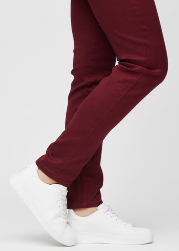 Slim-Jeans für Damen in Dunkelrot, Farbe Santas. Nahaufnahme an den Knöcheln eines Models, um die Passform am Beinabschluss zu zeigen.