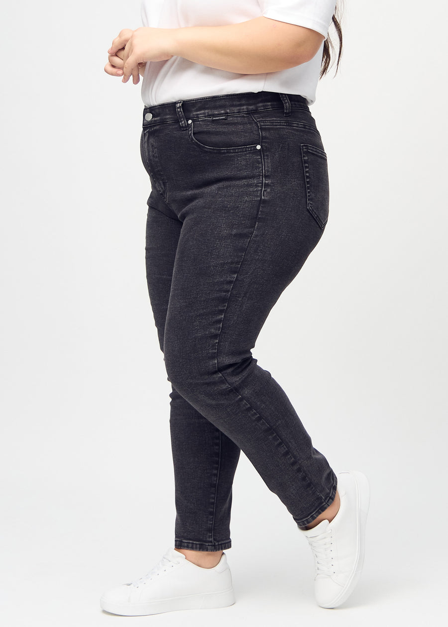 Slim-Jeans für Damen in Dunkelgrau, Farbe Shadows. Seitenansicht an einem Plus-Size-Model.