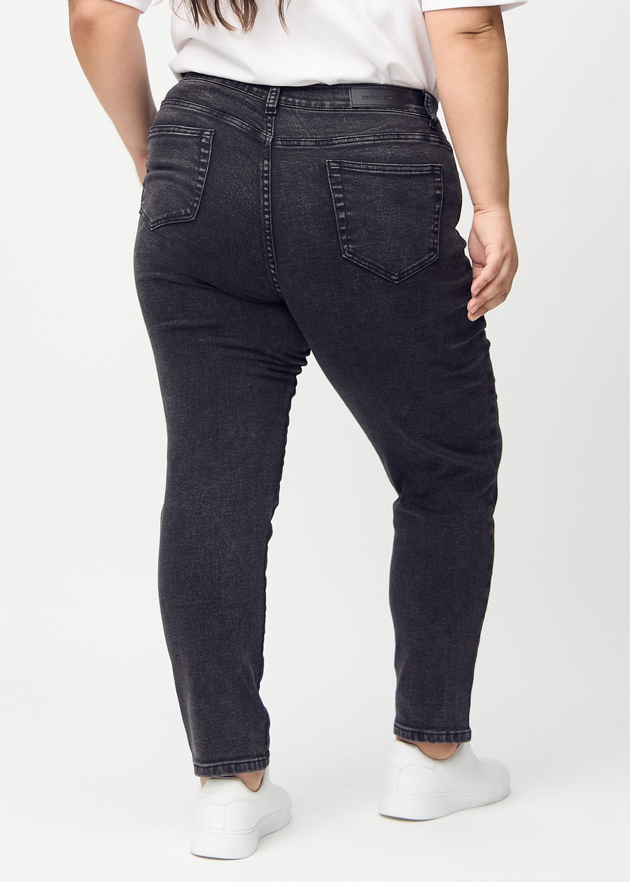 Slim-Jeans für Damen in Dunkelgrau, Farbe Shadows. Rückansicht an einem Plus-Size-Model, die gesamte Passform ist zu sehen.