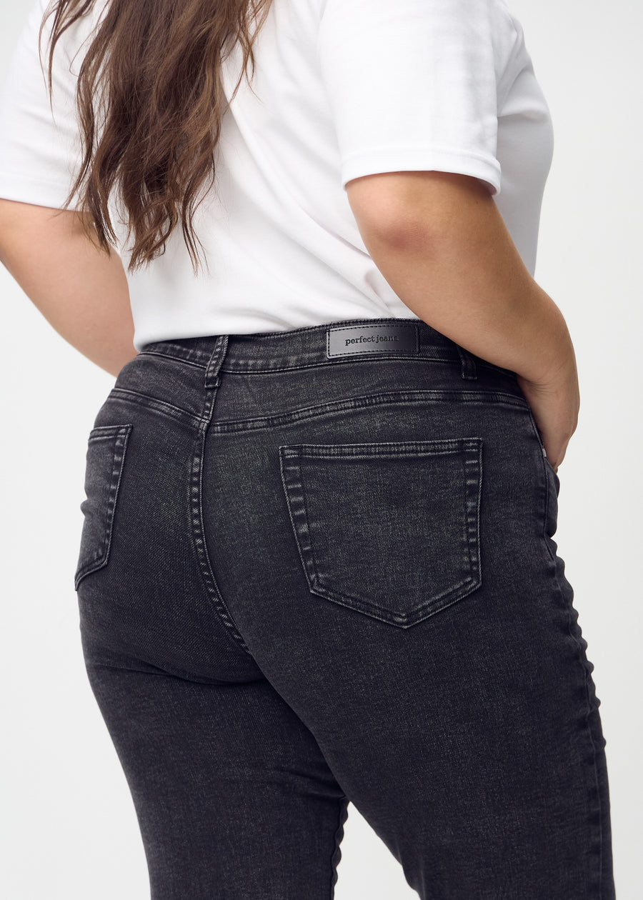 Slim-Jeans für Damen in Dunkelgrau, Farbe Shadows. Nahaufnahme der Rückseite an einem Plus-Size-Model, die Details sind gut erkennbar.