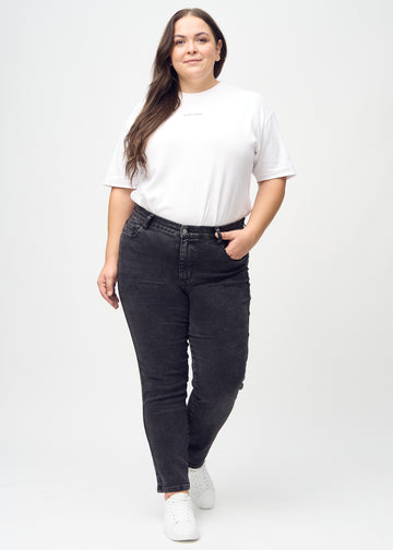 Slim-Jeans für Damen in Dunkelgrau, Farbe Shadows. Ganzkörperansicht eines Plus-Size-Models in den Jeans.