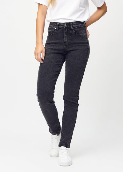 Slim-Jeans für Damen in Dunkelgrau, Farbe Shadows. Vorderansicht an einem Model, körpernah geschnitten mit etwas mehr Platz am Knöchel.