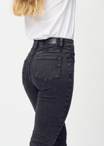 Slim-Jeans für Damen in Dunkelgrau, Farbe Shadows. Nahaufnahme der Rückseite an einem Model, die Details sind gut erkennbar.
