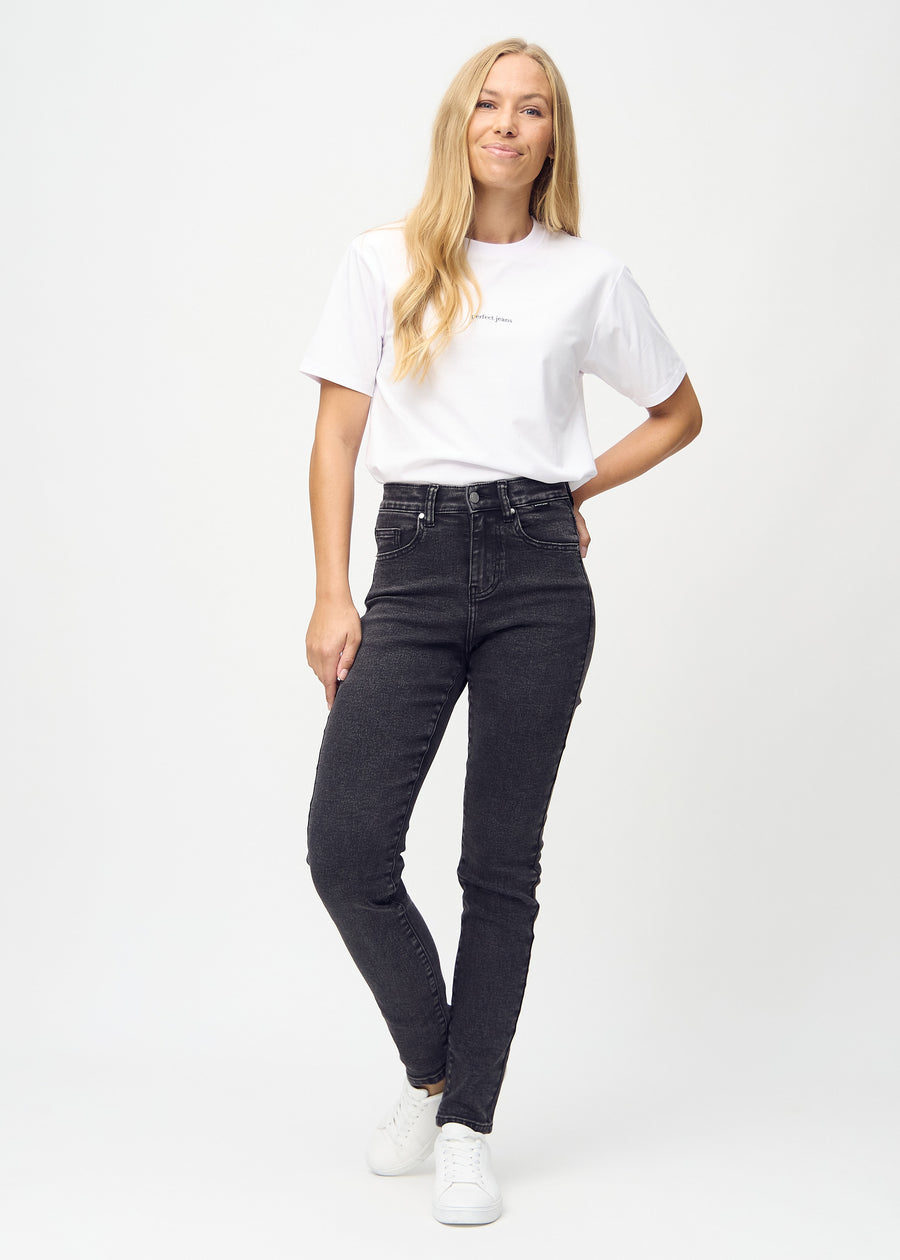 Slim-Jeans für Damen in Dunkelgrau, Farbe Shadows. Ganzkörperansicht eines Models in den Jeans.