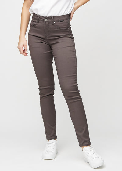 Slim-Jeans für Damen in Graubraun, Farbe Thunders. Vorderansicht an einem Model, körpernah geschnitten mit etwas mehr Platz am Knöchel.