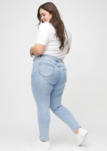 Slim-Jeans für Damen in Hellblau, Farbe Waves. Seitenansicht an einem Plus-Size-Model.