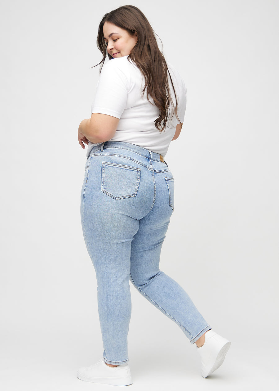 Slim-Jeans für Damen in Hellblau, Farbe Waves. Seitenansicht an einem Plus-Size-Model.