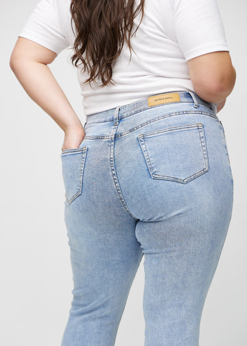 Slim-Jeans für Damen in Hellblau, Farbe Waves. Nahaufnahme der Rückseite an einem Plus-Size-Model, die Details sind gut erkennbar.