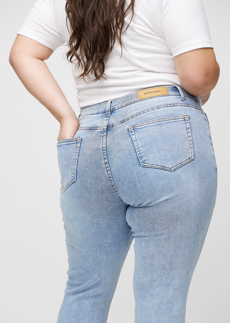 Slim-Jeans für Damen in Hellblau, Farbe Waves. Nahaufnahme der Rückseite an einem Plus-Size-Model, die Details sind gut erkennbar.