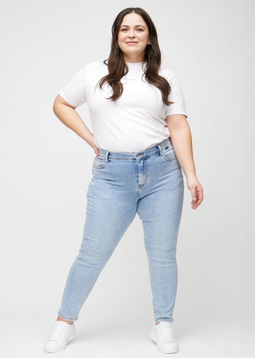 Slim-Jeans für Damen in Hellblau, Farbe Waves. Ganzkörperansicht eines Plus-Size-Models in den Jeans.