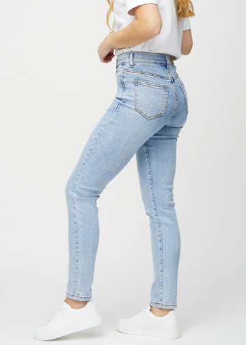 Slim-Jeans für Damen in Hellblau, Farbe Waves. Seitenansicht an einem Model.