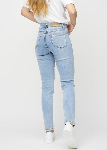 Slim-Jeans für Damen in Hellblau, Farbe Waves. Rückansicht an einem Model, die gesamte Passform ist zu sehen.