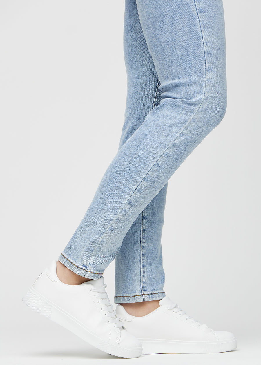 Slim-Jeans für Damen in Hellblau, Farbe Waves. Nahaufnahme an den Knöcheln eines Models, um die Passform am Beinabschluss zu zeigen.