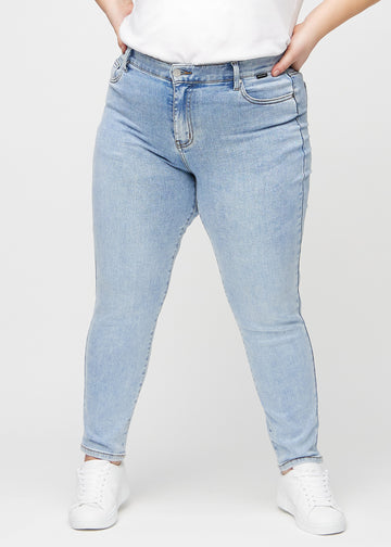 Slim-Jeans für Damen in Hellblau, Farbe Waves. Vorderansicht an einem Plus-Size-Model, körpernah geschnitten mit etwas mehr Platz am Knöchel.