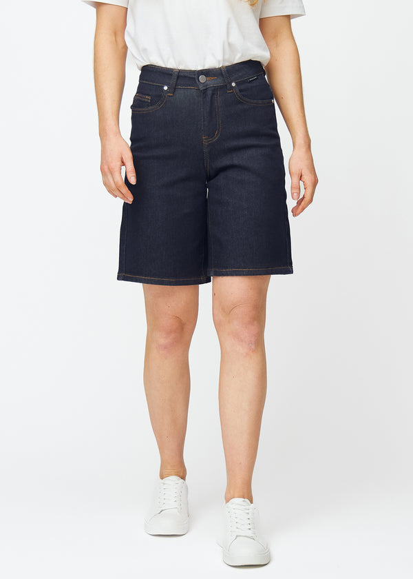 Tief dunkelblaue Denim-Shorts für Damen in der Farbe Midnights mit Loose-Passform, die an der Hüfte sitzt und locker über die Oberschenkel fällt, von vorne gesehen.