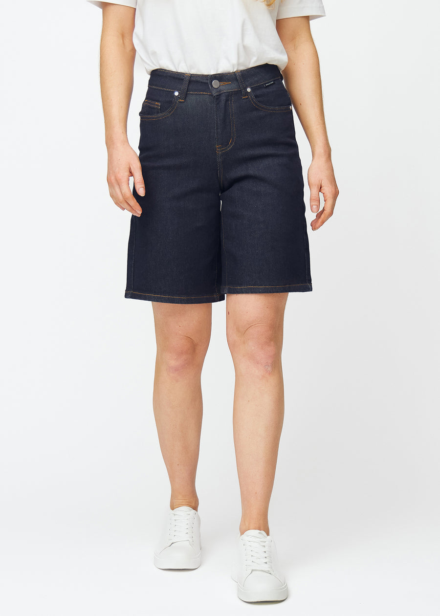 Tief dunkelblaue Denim-Shorts für Damen in der Farbe Midnights mit Loose-Passform, die an der Hüfte sitzt und locker über die Oberschenkel fällt, von vorne gesehen.