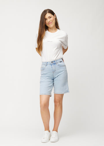 Fuldt billede af model i lyseblå denimshorts til kvinder i farven Waves med middle waist og loose pasform.