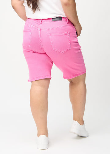 Hellrosa regular middle shorts von hinten an einem Plus-Size-Model gezeigt, sodass man das gesamte Produkt sehen kann.
